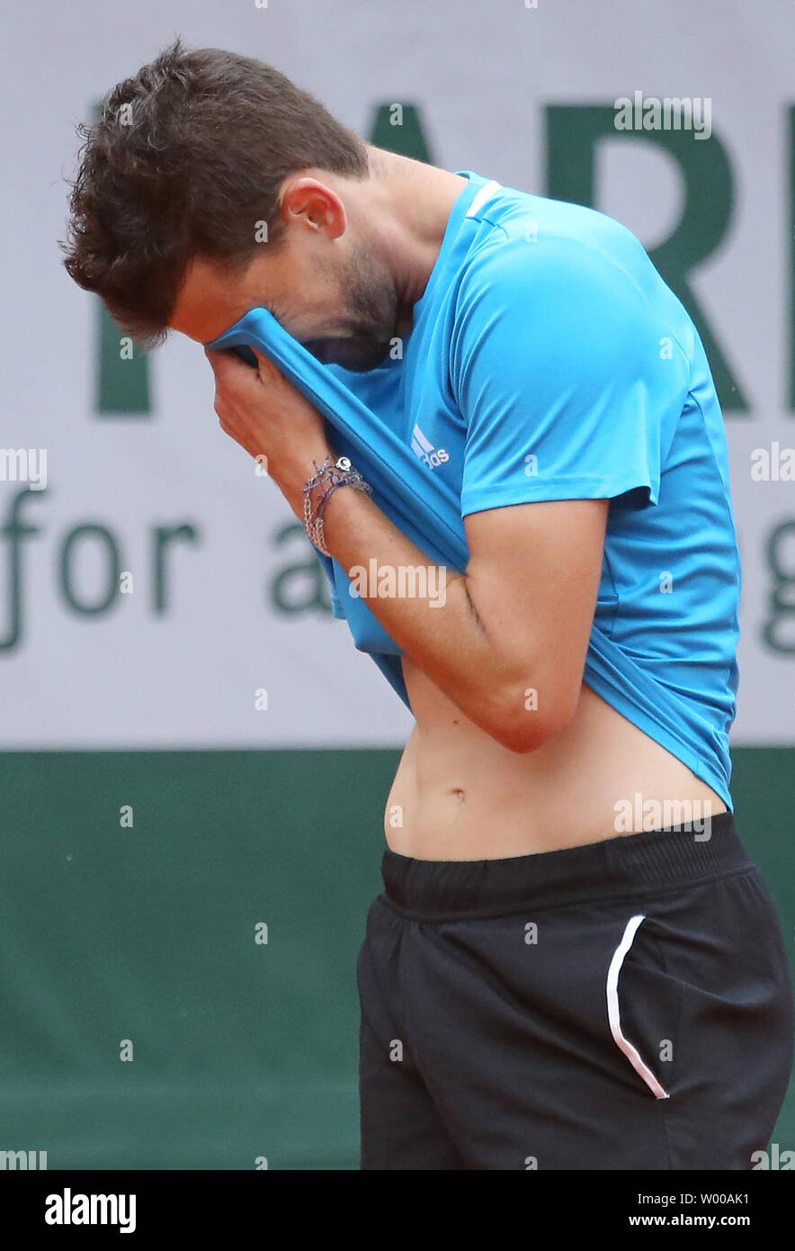 Dominic Thiem de l'Autriche réagit après un tir lors de son Open de France demi-finales match contre la Serbie de Novak Djokovic à Roland Garros à Paris le 7 juin 2019. Photo de David Silpa/UPI Banque D'Images