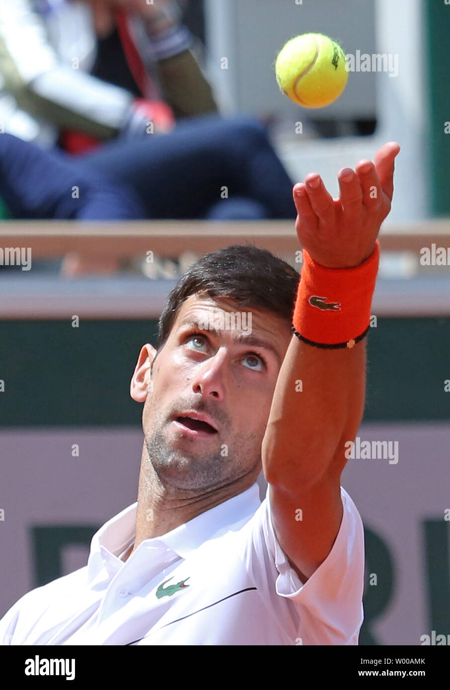 Novak Djokovic la Serbie de sert lors de son Open de France demi-finales match contre Dominic Thiem de l'Autriche à Roland Garros à Paris le 8 juin 2019. Photo de David Silpa/UPI Banque D'Images