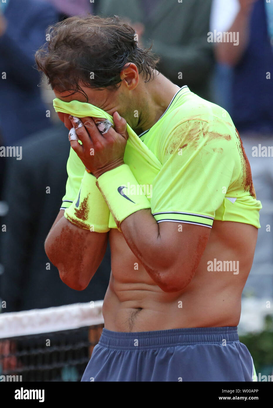 Rafael Nadal d'Espagne réagit après avoir remporté sa French Open men's match final contre Dominic Thiem de l'Autriche à Roland Garros à Paris le 9 juin 2019. Nadal défait Thiem 6-3, 5-7, 6-1, 6-1 pour remporter son 12e championnat de France. Photo de David Silpa/UPI Banque D'Images