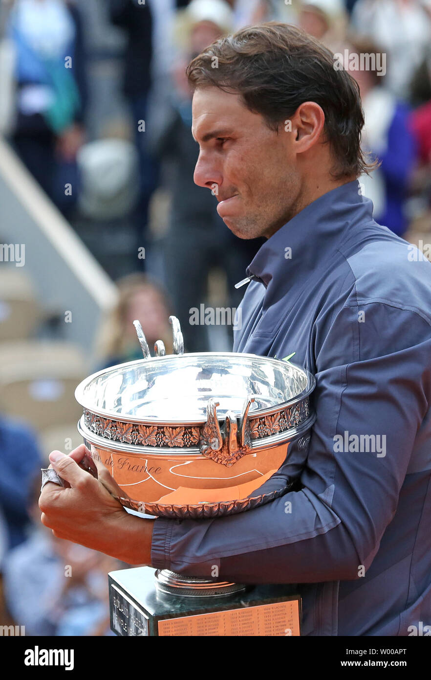 Rafael Nadal de l'Espagne détient le trophée du championnat après avoir remporté sa French Open men's match final contre Dominic Thiem de l'Autriche à Roland Garros à Paris le 9 juin 2019. Nadal défait Thiem 6-3, 5-7, 6-1, 6-1 pour remporter son 12e championnat de France. Photo de David Silpa/UPI Banque D'Images