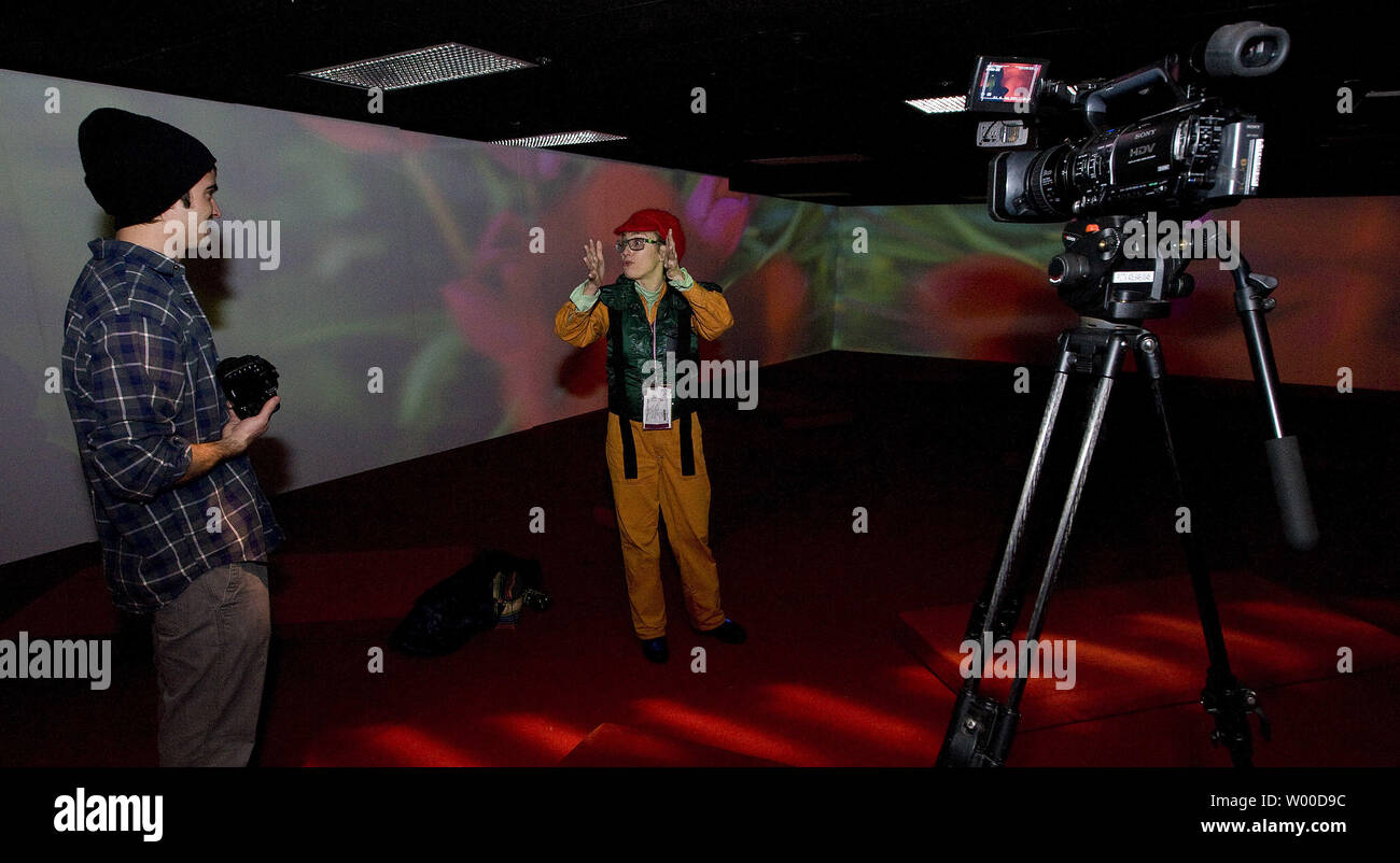 L'artiste suisse Pipilotti Rist (C) donne une interview avec son installation vidéo ondulante appelée Lobe de Lung à l'ouverture de la nouvelle frontière sur la rue Main, exposition au Festival de Sundance 2010 le 21 janvier 2010 à Park City, Utah. UPI/Gary C. Caskey.. Banque D'Images