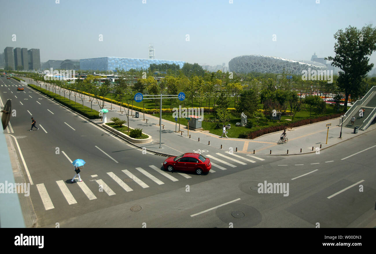 Le trafic et les touristes au-delà de l'entretien vert olympique à Pékin le 11 juin 2009. Une évaluation environnementale de l'ONU Pékin Jeux Olympiques et Paralympiques de 2008 a constaté que la Chine conservés et même, dans certains cas, dépassé ses promesses de développement durable, notamment en ce qui concerne la qualité de l'air, les transports, l'énergie, les écosystèmes, l'eau et des déchets. (UPI Photo/Stephen Shaver) Banque D'Images