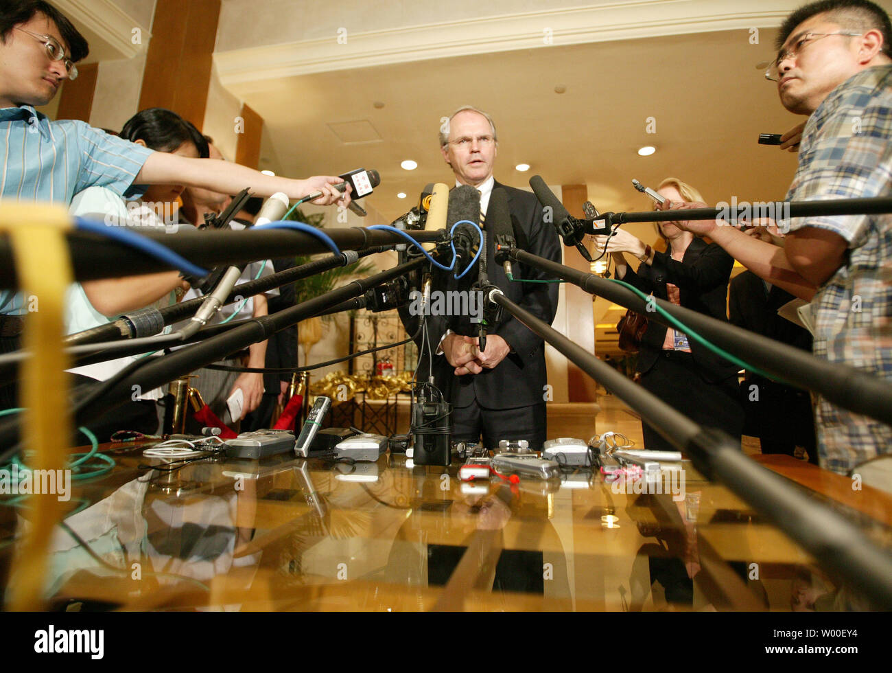 Le secrétaire d'Etat américain adjoint Christopher Hill parle avec la presse à son arrivée à Beijing, septembre 05, 2006. L'envoyé spécial nucléaire US haut a appelé à "des mesures concrètes" sur la Corée du Nord qu'il est arrivé en Chine dans le cadre d'une tournée en Asie pour relancer les négociations bloquées visant à mettre fin au programme nucléaire de Pyongyang. Hill's tour de l'Asie est considérée comme un effort visant à relancer les pourparlers à six pays sur le programme nucléaire de la Corée du Nord concernant la Chine, les deux Corées, les États-Unis, la Russie et le Japon. (UPI Photo/Stephen Shaver) Banque D'Images