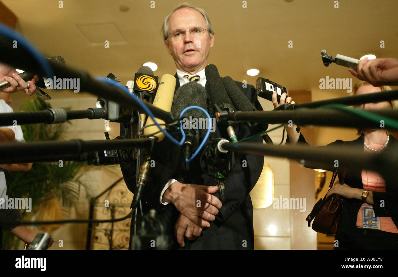 Le secrétaire d'Etat américain adjoint Christopher Hill parle avec la presse à son arrivée à Beijing, septembre 05, 2006. L'envoyé spécial nucléaire US haut a appelé à "des mesures concrètes" sur la Corée du Nord qu'il est arrivé en Chine dans le cadre d'une tournée en Asie pour relancer les négociations bloquées visant à mettre fin au programme nucléaire de Pyongyang. Hill's tour de l'Asie est considérée comme un effort visant à relancer les pourparlers à six pays sur le programme nucléaire de la Corée du Nord concernant la Chine, les deux Corées, les États-Unis, la Russie et le Japon. (UPI Photo/Stephen Shaver) Banque D'Images