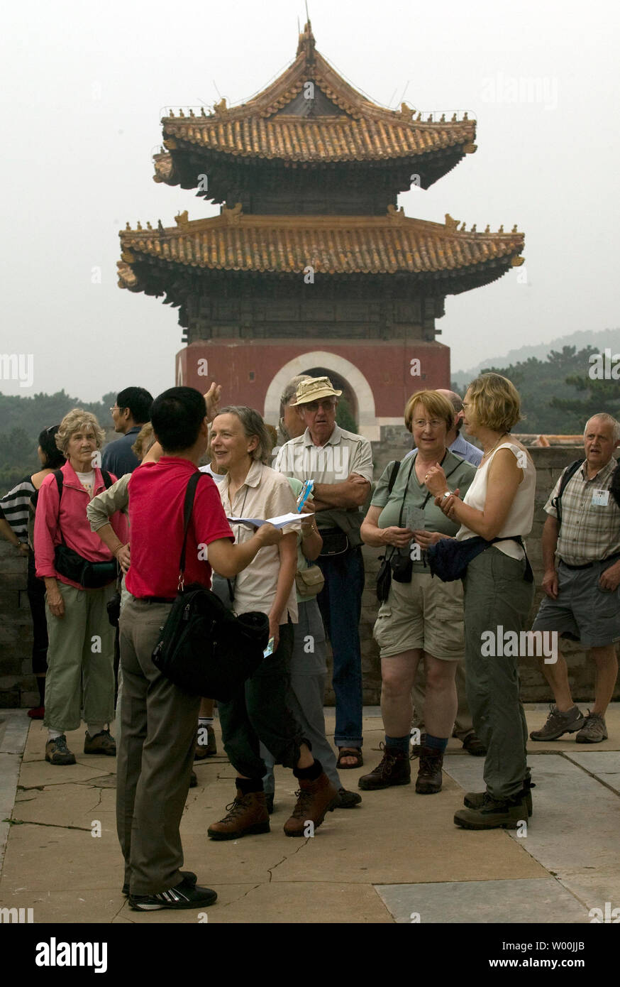 Les touristes visitent les tombes impériales de la dynastie Qing, également connu sous le nom de la dynastie mandchoue, qui était la dernière dynastie de Chine de 1644 à 1912 et sont situés dans Lhassa, Province de Hebei, à quelques heures à l'est de Beijing le 21 septembre 2008. Les tombes sont répertoriés par l'UNESCO comme sites du patrimoine mondial. Les responsables chinois sont à la recherche de tirer parti de la publicité des Jeux Olympiques pour attirer plus de voyageurs occidentaux et d'aider à insuffler une nouvelle vie à l'industrie du tourisme de la capitale chinoise. (UPI Photo/Stephen Shaver) Banque D'Images