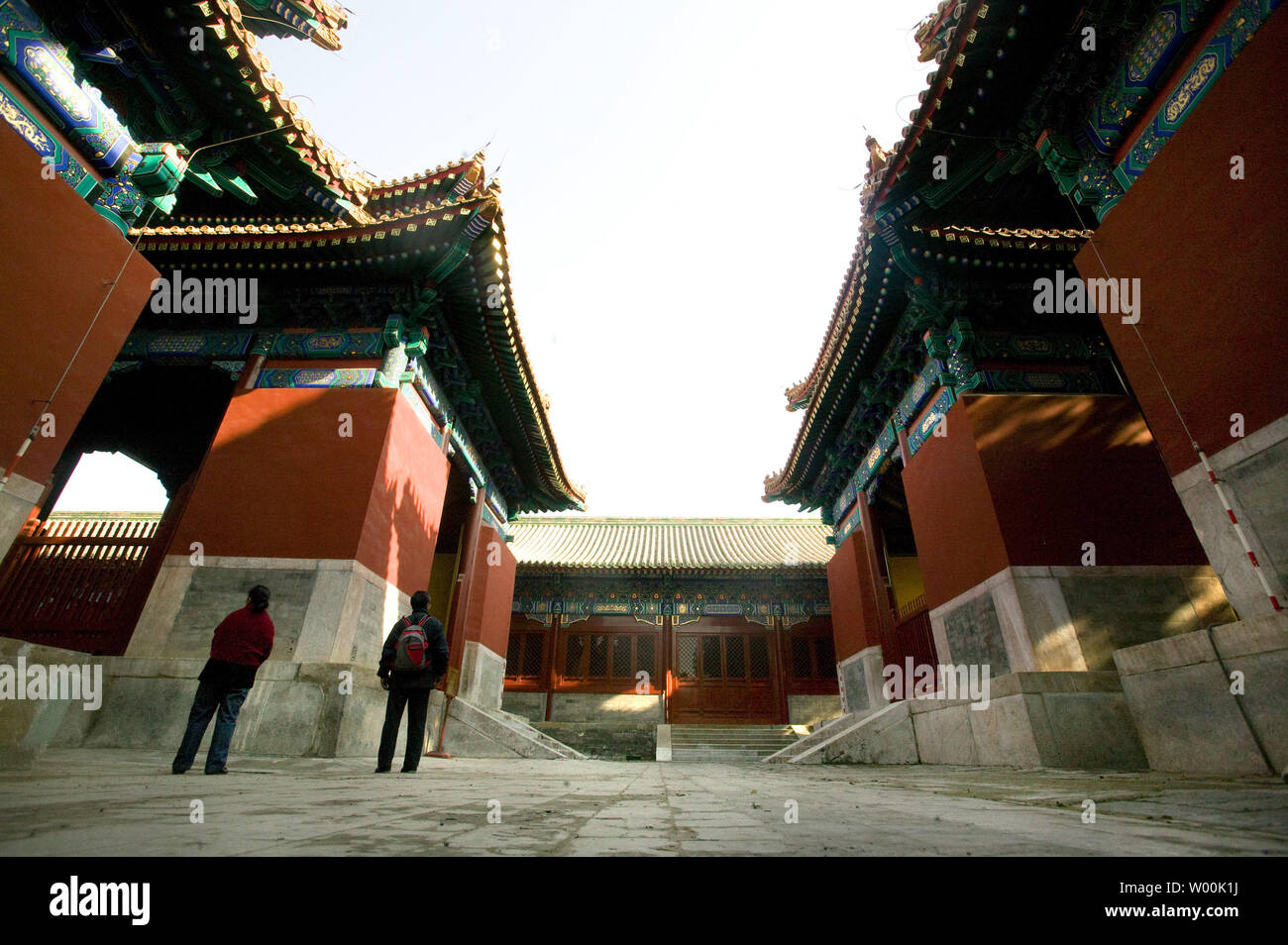 Les touristes chinois visiter le Temple de Confucius dans le centre de Pékin, le 23 novembre 2008. Le temple a été construit en 1302 et est le deuxième plus grand temple construit pour Confucius. Confucius a été l'un des plus grands philosophes dans l'ancienne Chine, initialement influencé par la philosophie de Lao Tseu, qui a conseillé une société civile stable fondée sur l application et le respect. Les enseignements de Confucius a joué un rôle clé dans l'époque impériale et ont encore un rôle à jouer dans la culture chinoise d'aujourd'hui. (UPI Photo/Stephen Shaver) Banque D'Images