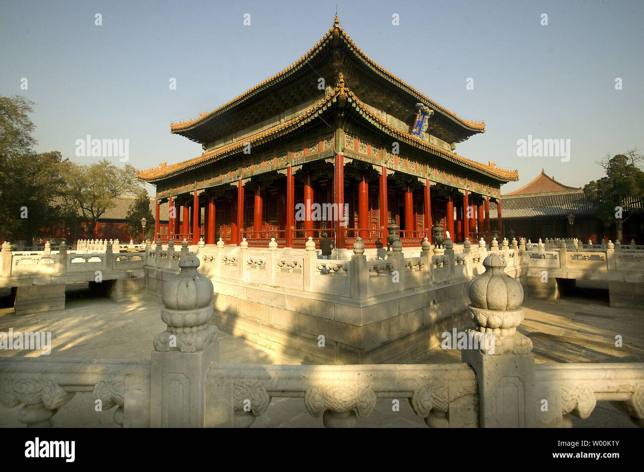 Les touristes chinois visiter le Temple de Confucius dans le centre de Pékin, le 23 novembre 2008. Le temple a été construit en 1302 et est le deuxième plus grand temple construit pour Confucius. Confucius a été l'un des plus grands philosophes dans l'ancienne Chine, initialement influencé par la philosophie de Lao Tseu, qui a conseillé une société civile stable fondée sur l application et le respect. Les enseignements de Confucius a joué un rôle clé dans l'époque impériale et ont encore un rôle à jouer dans la culture chinoise d'aujourd'hui. (UPI Photo/Stephen Shaver) Banque D'Images