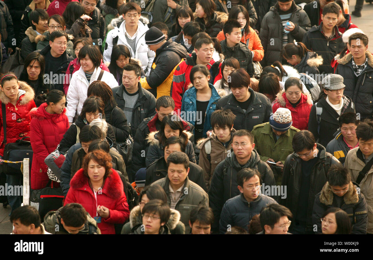 Nouvel An chinois voyageurs attendre en ligne à l'une des principales gares de Pékin, 04 février 2009. Près de 20 millions de Chine, les travailleurs migrants sont rentrés chez eux après avoir perdu leur emploi, avec plus de la moitié des chômeurs de retour à la campagne des villes. Le premier document du gouvernement cette année, a averti l'année 2009 sera "éventuellement l'année la plus difficile depuis l'an 2000. (UPI Photo/Stephen Shaver) Banque D'Images
