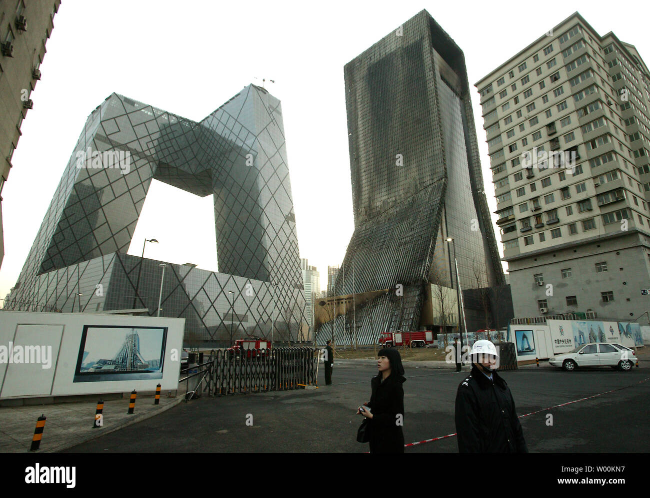 Vue de l'holocauste à l'hotel Mandarin Oriental (R) dans le quartier central des affaires de Pékin, le 11 février 2009. La Télévision centrale de Chine a présenté ses excuses pour l'incendie qui peut avoir été provoqué par l'artifice de style olympique, le diffuseur d'état commandé pour célébrer la Fête des lanternes. Le brasier détruit un hôtel cinq étoiles, qui faisait partie de l'historique du réseau l'administration centrale, et tué un pompier. (UPI Photo/Stephen Shaver) Banque D'Images