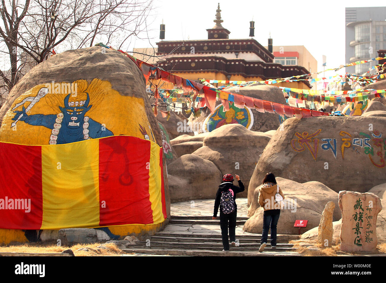 Les touristes chinois et étrangers visiter une réplique du temple un autel à Lhassa, Tibet qui représente une partie des 56 groupes ethniques présentées par les Chinois Han de Beijing en Chine, ou Musée des nationalités ethniques chinois Parc Culturel, le 15 mars 2009. La Chine a accusé le Congrès des États-Unis la semaine dernière d'endommager les relations et s'ingérer dans les affaires intérieures de la Chine en adoptant une résolution sur la reconnaissance de la situation critique des personnes et du Tibet en exil de leur chef spirituel, le Dalaï Lama. (UPI Photo/Stephen Shaver) Banque D'Images