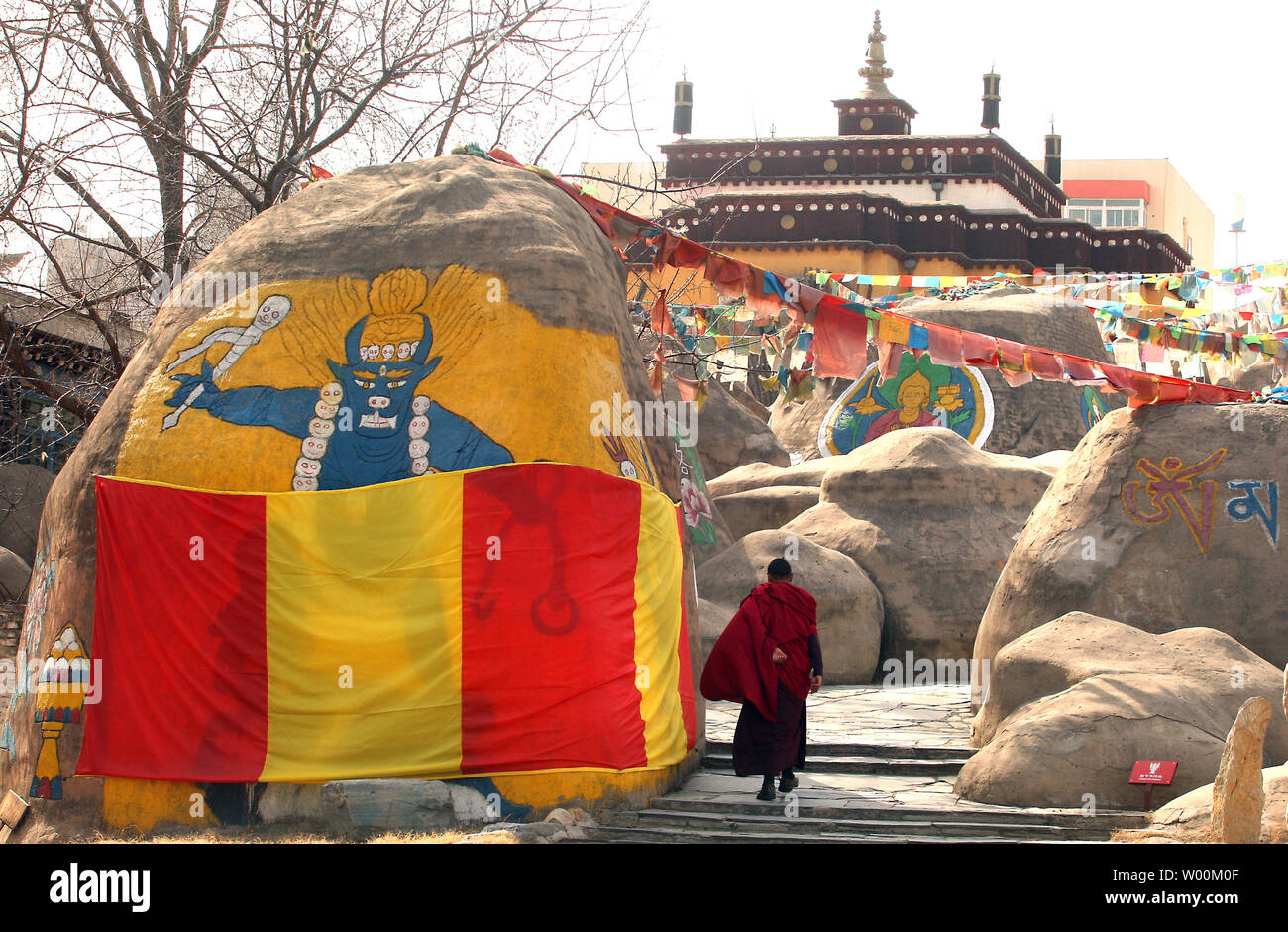 Un moine, sur les voitures, les retours au travail à une réplique d'un Temple autel à Lhassa, Tibet qui représente une partie des 56 groupes ethniques présentées par les Chinois Han de Beijing en Chine, ou Musée des nationalités ethniques chinois Parc Culturel, le 15 mars 2009. La Chine a accusé le Congrès des États-Unis la semaine dernière d'endommager les relations et s'ingérer dans les affaires intérieures de la Chine en adoptant une résolution sur la reconnaissance de la situation critique des personnes et du Tibet en exil de leur chef spirituel, le Dalaï Lama. (UPI Photo/Stephen Shaver) Banque D'Images