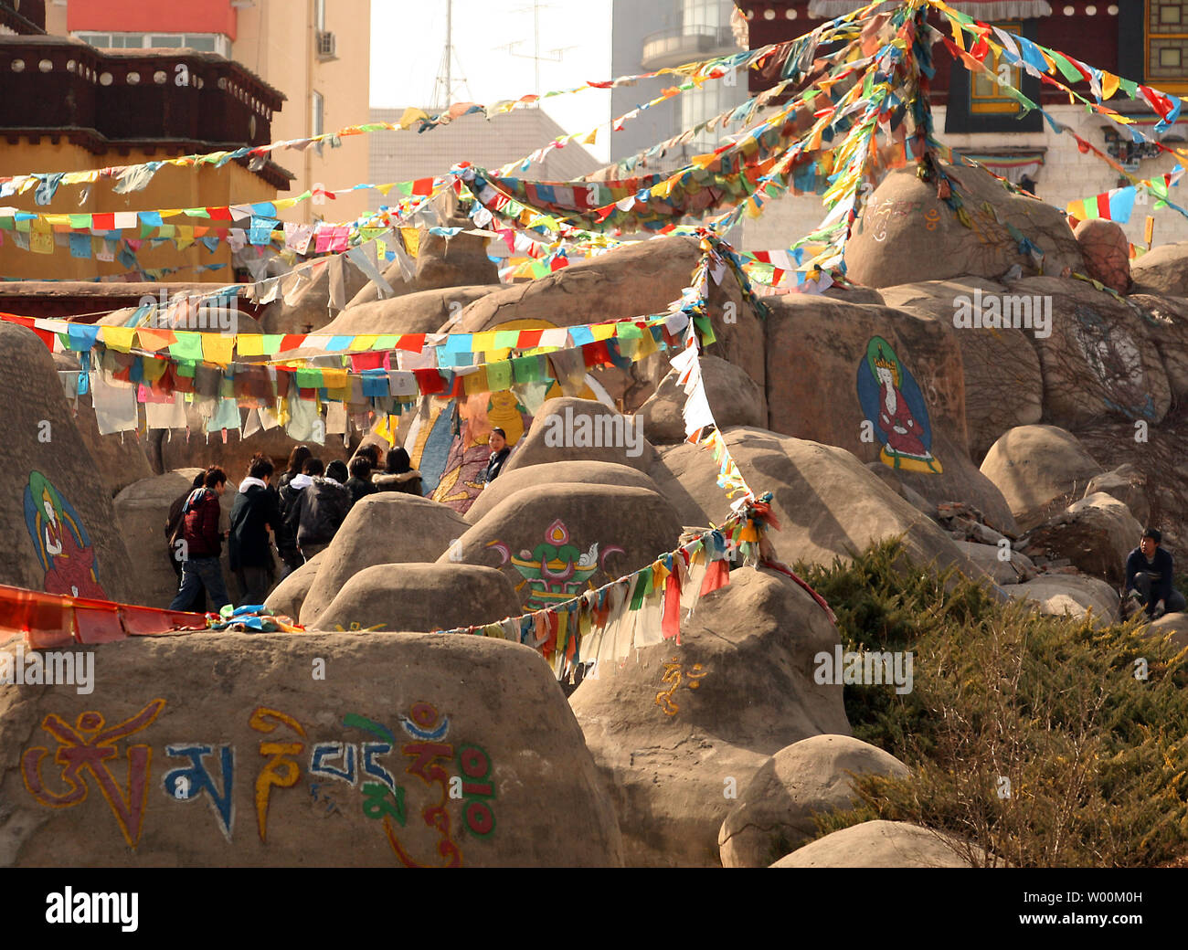 Les touristes chinois et étrangers visiter une réplique du temple un autel à Lhassa, Tibet qui représente une partie des 56 groupes ethniques présentées par les Chinois Han de Beijing en Chine, ou Musée des nationalités ethniques chinois Parc Culturel, le 15 mars 2009. La Chine a accusé le Congrès des États-Unis la semaine dernière d'endommager les relations et s'ingérer dans les affaires intérieures de la Chine en adoptant une résolution sur la reconnaissance de la situation critique des personnes et du Tibet en exil de leur chef spirituel, le Dalaï Lama. (UPI Photo/Stephen Shaver) Banque D'Images