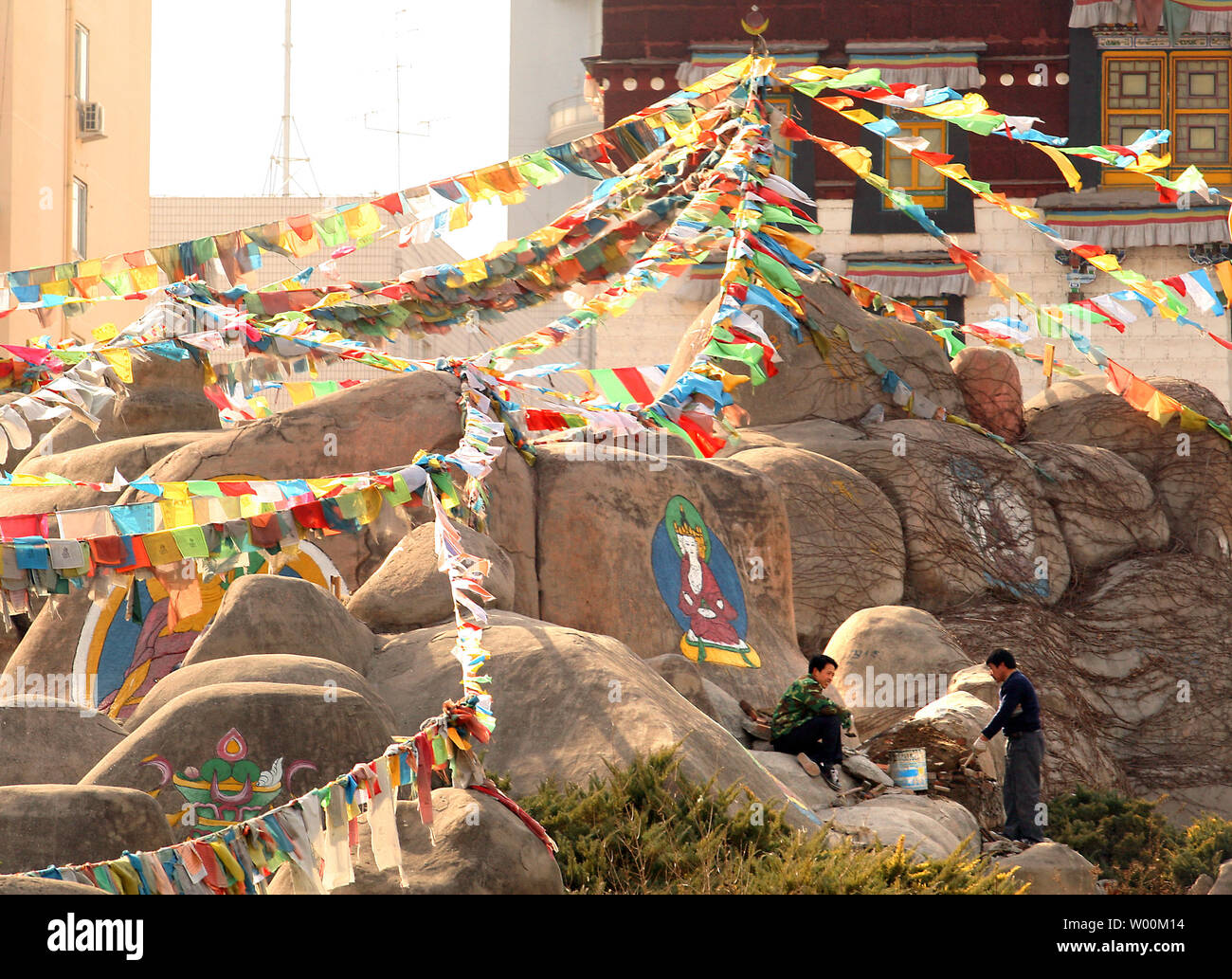 Un des travailleurs chinois de la reconstruction d'un ventilé 'concret' boulder lors d'une réplique d'un Temple autel à Lhassa, Tibet qui représente une partie des 56 groupes ethniques présentées par les Chinois Han de Beijing en Chine, ou Musée des nationalités ethniques chinois Parc Culturel, le 15 mars 2009. La Chine a accusé le Congrès des États-Unis la semaine dernière d'endommager les relations et s'ingérer dans les affaires intérieures de la Chine en adoptant une résolution sur la reconnaissance de la situation critique des personnes et du Tibet en exil de leur chef spirituel, le Dalaï Lama. (UPI Photo/Stephen Shaver) Banque D'Images