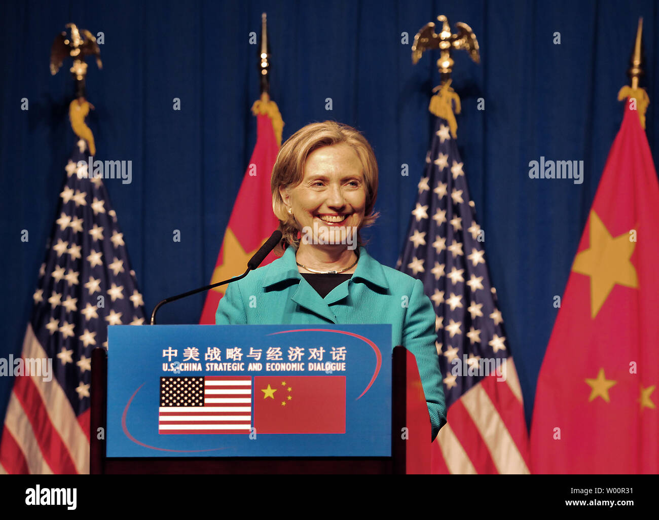 La secrétaire d'Etat américaine Hillary Clinton répond à une question lors d'une conférence de presse après la la U.S.-China Dialogue stratégique économique à Beijing le 25 mai 2010. Les États-Unis et la Chine a signalé des progrès dans leur relation à des entretiens annuels après des mois de tension. Avec la Corée du Nord encore une fois susciter des tensions régionales, Clinton et le secrétaire au Trésor Timothy Geithner a rencontré haut fonctionnaires chinois pour la sécurité et la négociation. UPI/Stephen Shaver Banque D'Images