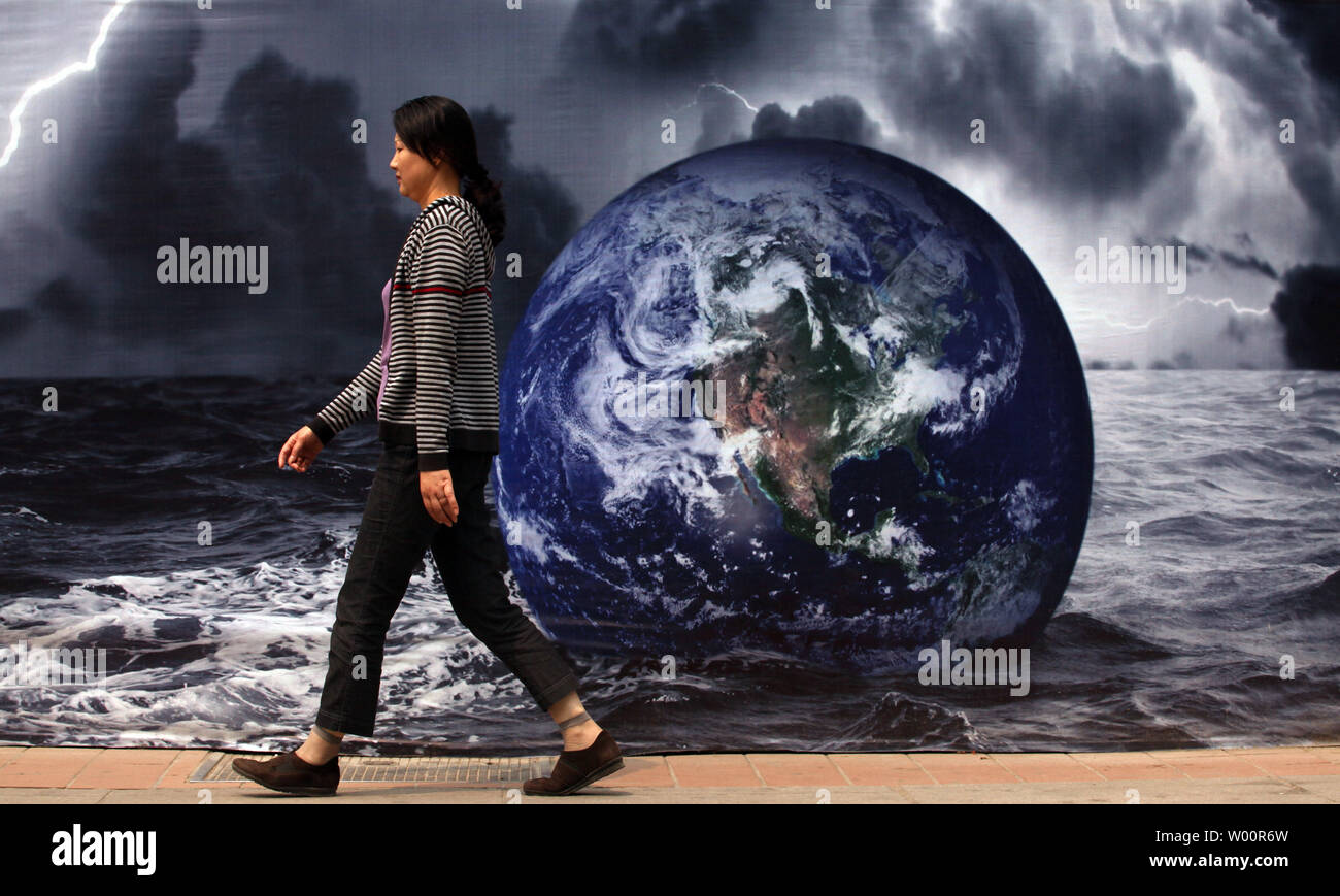 Une femme chinoise passe devant une affiche pour le développement d'énergie verte et renouvelable' au centre-ville de Beijing, le 25 juin 2010. L'énergie renouvelable est aider la Chine à achever sa transformation économique et permettre "la sécurité énergétique". UPI/Stephen Shaver Banque D'Images