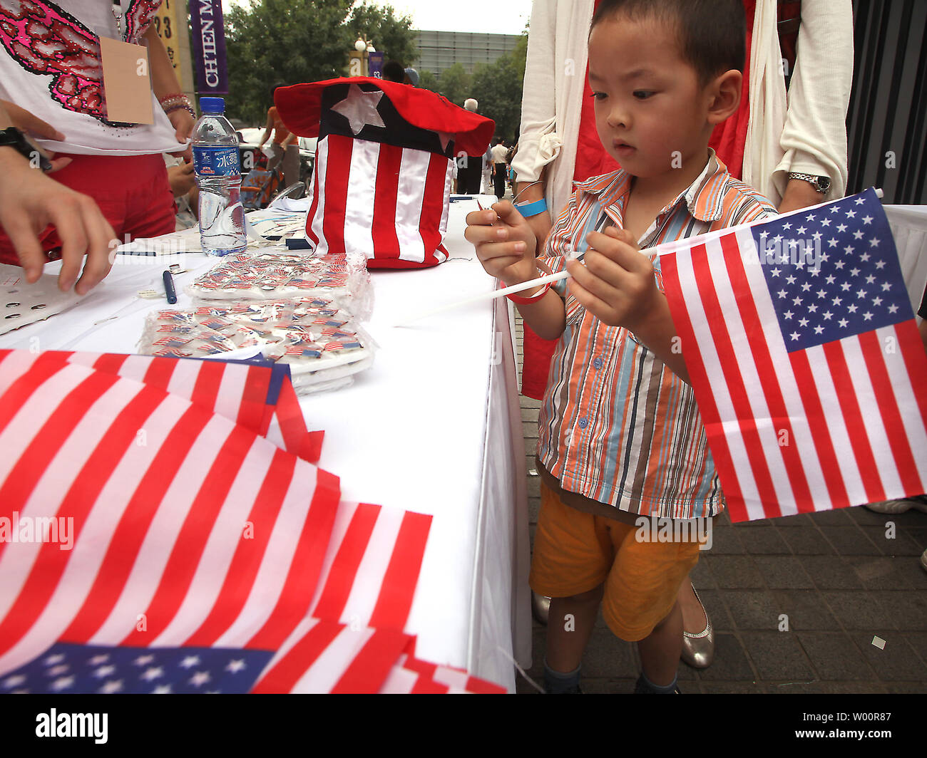 Un garçon chinois reçoit un drapeau américain et les boutons lorsqu'il entrera dans un jour de l'indépendance du 4 juillet barbecue fête et parrainé par la Chambre Américaine de Commerce-China à Beijing le 4 juillet 2010. UPI/Stephen Shaver Banque D'Images