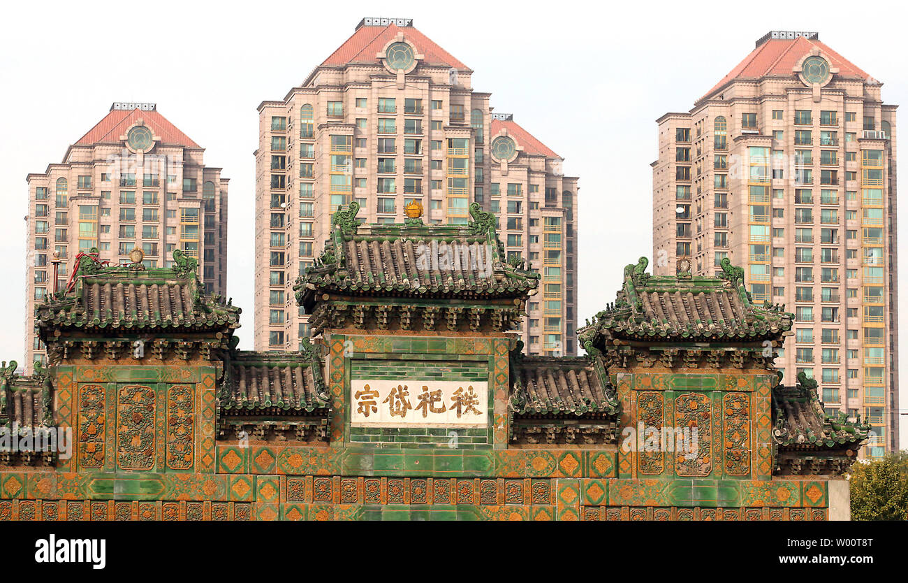 Un nouveau lotissement se trouve derrière un vieux temple gate comme l'urbanisation empiète sur l'ancien Beijing, 14 octobre 2010. Un taux de croissance sans précédent et une modernisation rapide a Pékin d'historiens et de sections locales déplorant le fait que la ville est en train de perdre son âme, selon les bulletins de nouvelles. UPI/Stephen Shaver Banque D'Images