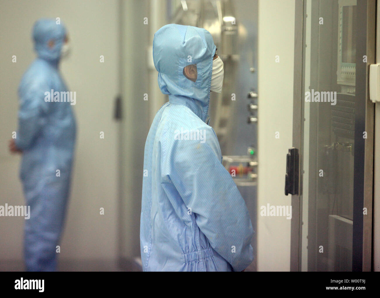 Les techniciens chinois de suivre la production de la médecine traditionnelle chinoise des produits pharmaceutiques dans l'usine de production de Jiangzhong à Nanchang, province de Jiangxi, le 16 octobre 2010. La tête de la Food and Drug Administration a déclaré que la Chine est en train d'améliorer son contrôle de ses exportateurs à la suite d'une série de scandales sur les faux médicaments et aliments de qualité inférieure ou de vaccins et de préparations pour nourrissons de dog chow. UPI/Stephen Shaver Banque D'Images