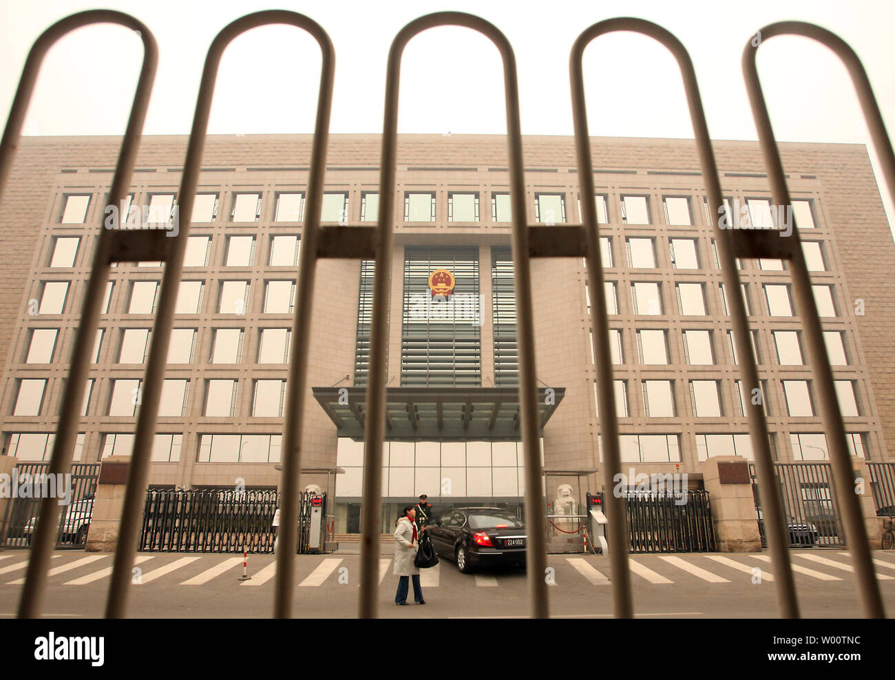 Ambassade des États-Unis Chef de Mission Adjoint Robert Goldberg location est détournée d'entrer dans la Haute Cour de Pékin, où il avait espéré faire une brève déclaration au nom du gouvernement des États-Unis à la cour, à Beijing le 30 novembre 2010. Les États-Unis appuyé sur la Chine nouveau mardi pour libérer le géologue américain docteur Feng Xue emprisonnés sur des accusations de vol de secrets d'état, affirmant que son affaire n'a pas été traitée de manière transparente. UPI/Stephen Shaver Banque D'Images