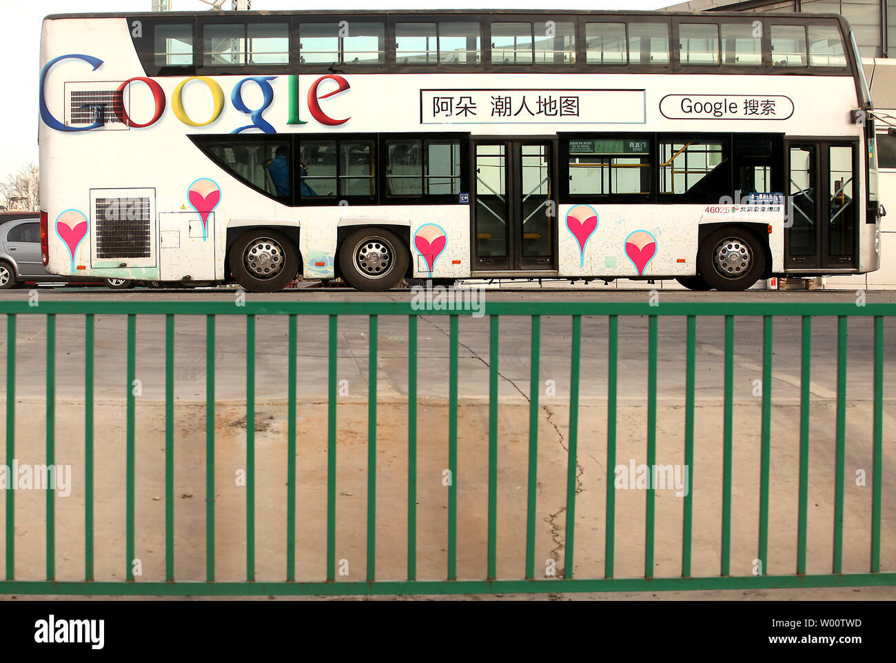 Un chauffeur de bus chinois repose dans un siège passager sur un double-decker bus métro, orné d'une publicité pour Google, à Beijing le 12 décembre 2010. Parmi les 250 000 Câbles de l'ambassade des Etats-Unis publiés par Wikileaks sont les échanges entre un contact chinois et l'ambassade des États-Unis à Pékin, avec un envoi décrivant un chinois d'informer l'ambassade des États-Unis que le Politburo de la Chine ces derniers mois, sanctionnée par le piratage systématique des réseaux internes de Google. UPI/Stephen Shaver Banque D'Images