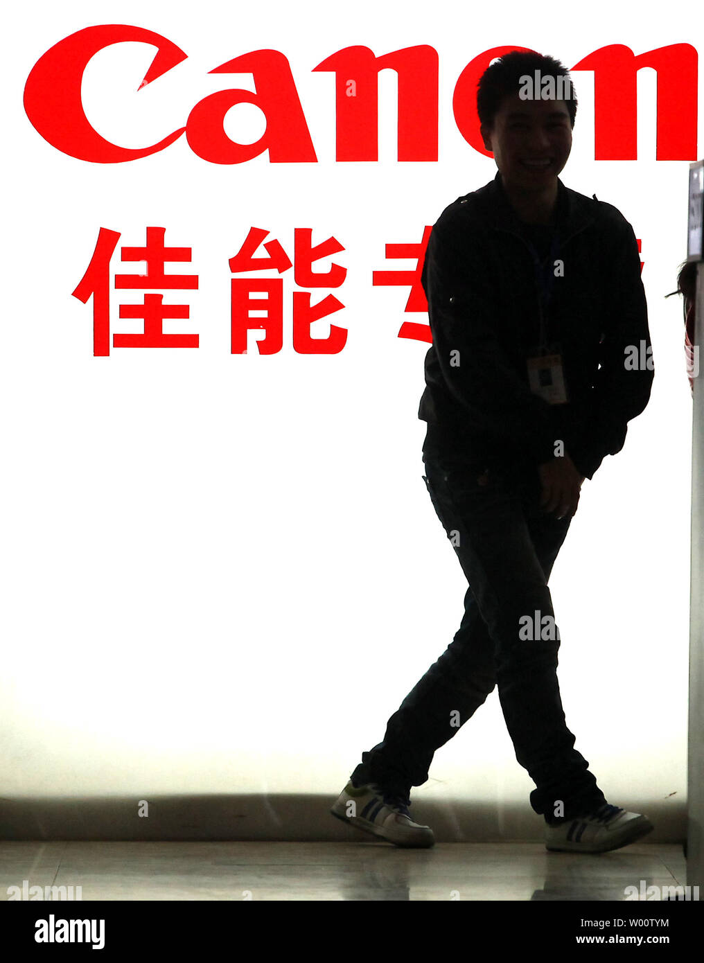 Les travailleurs chinois attendre que les clients de l'entreprise à leur boutique à Beijing le 9 janvier 2010. Le piratage chinois rampant de films, de musique et de logiciels qui soulève des protestations de la part des États-Unis, d'Europe et d'ailleurs la Chine frappe plus durement les industries créatives naissante de tous. UPI/Stephen Shaver Banque D'Images