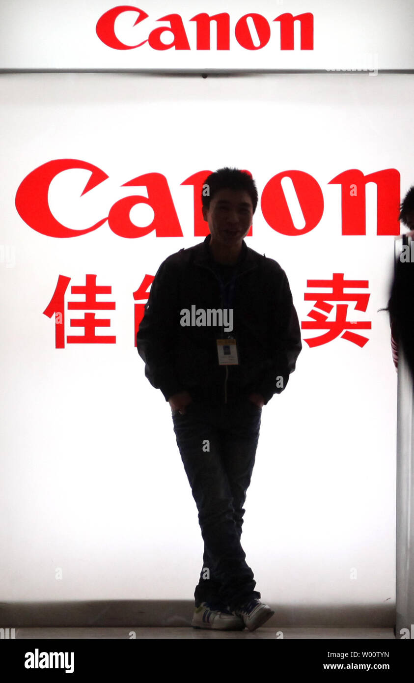 Les travailleurs chinois attendre que les clients de l'entreprise à leur boutique à Beijing le 9 janvier 2010. Le piratage chinois rampant de films, de musique et de logiciels qui soulève des protestations de la part des États-Unis, d'Europe et d'ailleurs la Chine frappe plus durement les industries créatives naissante de tous. UPI/Stephen Shaver Banque D'Images