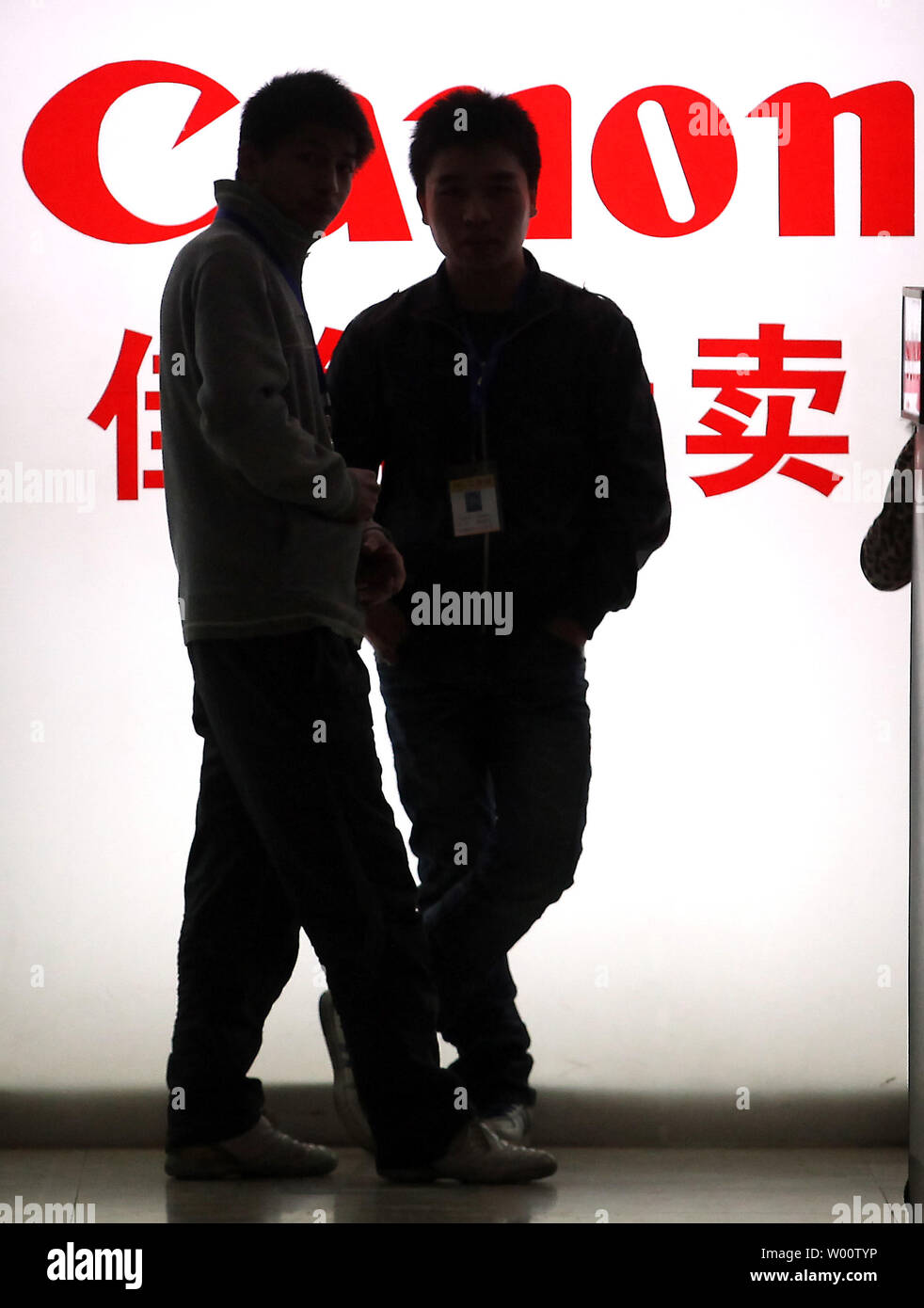 Les travailleurs chinois attendre que les clients de l'entreprise à leur boutique à Beijing le 9 janvier 2010. Le piratage chinois rampant de films, de musique et de logiciels qui soulève des protestations de la part des États-Unis, d'Europe et d'ailleurs la Chine frappe plus durement les industries créatives naissante de tous. UPI/Stephen Shaver Banque D'Images