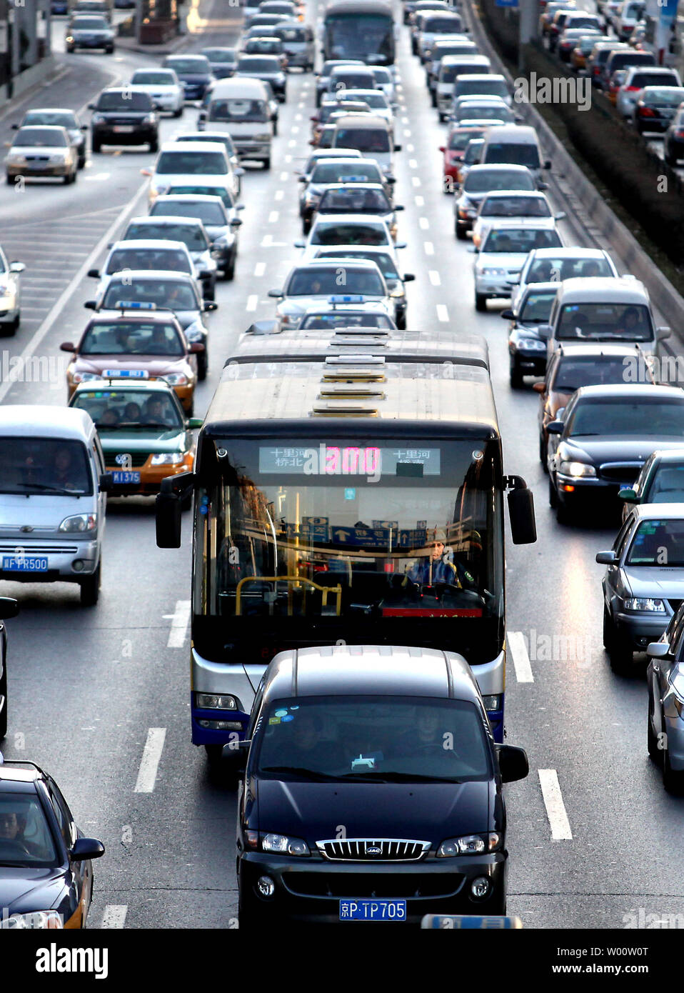 Les pilotes chinois supporter impasse perpétuelle sur l'une des plus grandes rues commerçantes de Beijing le 16 janvier 2011. Les autorités de la ville ont dévoilé de nouvelles mesures énergiques, qui permettra de réduire considérablement le nombre de nouvelles immatriculations de voitures dans la capitale polluée et encombrée. UPI/Stephen Shaver Banque D'Images