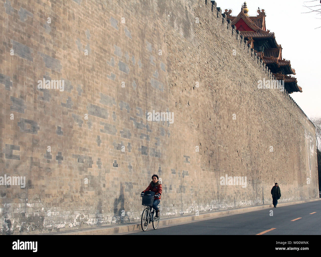 Voyages des Chinois à travers le murs géants de la Cité Interdite, l'ancien palais impérial de la dynastie Ming à la fin de la dynastie des Qing, dans le centre de Pékin, le 20 mars 2011. Tourisme en Chine a considérablement augmenté au cours des dernières décennies depuis le début de réformes politiques et sociales et l'ouverture. UPI/Stephen Shaver Banque D'Images