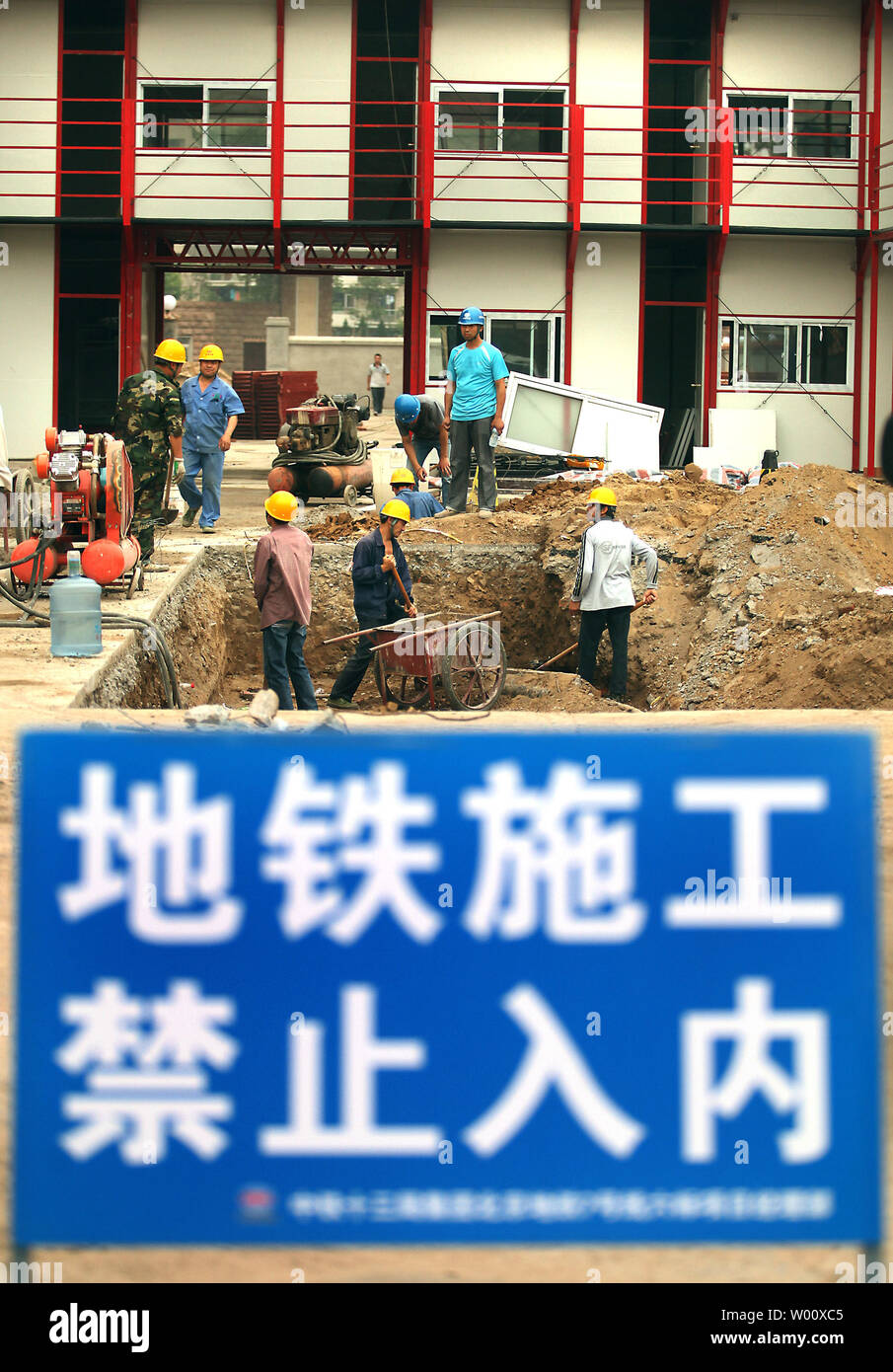 Travailleurs migrants chinois casser la terre sur un nouveau site de construction en centre-ville de Beijing, le 19 juin 2011. La population urbaine de Beijing a frappé près de 20 millions de dollars en 2010, dont plus de 7 millions de dollars, ou 36  %, étaient des migrants forme autre partie de la Chine, selon le recensement national de l'année dernière. Et après le dépassement des États-Unis comme le plus grand marché de la construction en 2010, le secteur de la construction sera doublée à 2,5 trillions de dollars en 2020. UPI/Stephen Shaver Banque D'Images