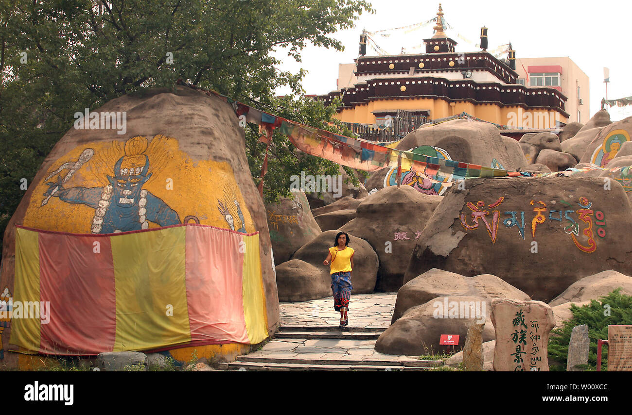 Un artiste chinois laisse une version à petite échelle du Palais du Potala du Tibet situé dans le parc des minorités ethniques le 25 juin 2011. La Chine a fermé le Tibet aux touristes étrangers jusqu'à la fin de juillet, dans ce qui est considéré comme une tentative par Pékin pour empêcher l'avance des troubles fêtes 90 ans depuis la fondation de la décision de Parti communiste. UPI/Stephen Shaver Banque D'Images