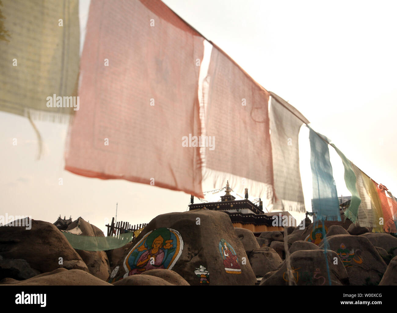 Vague de drapeaux de prière dans le vent en face d'une version à petite échelle du Palais du Potala du Tibet situé dans le parc des minorités ethniques le 25 juin 2011. La Chine a fermé le Tibet aux touristes étrangers jusqu'à la fin de juillet, dans ce qui est considéré comme une tentative par Pékin pour empêcher l'avance des troubles fêtes 90 ans depuis la fondation de la décision de Parti communiste. UPI/Stephen Shaver Banque D'Images