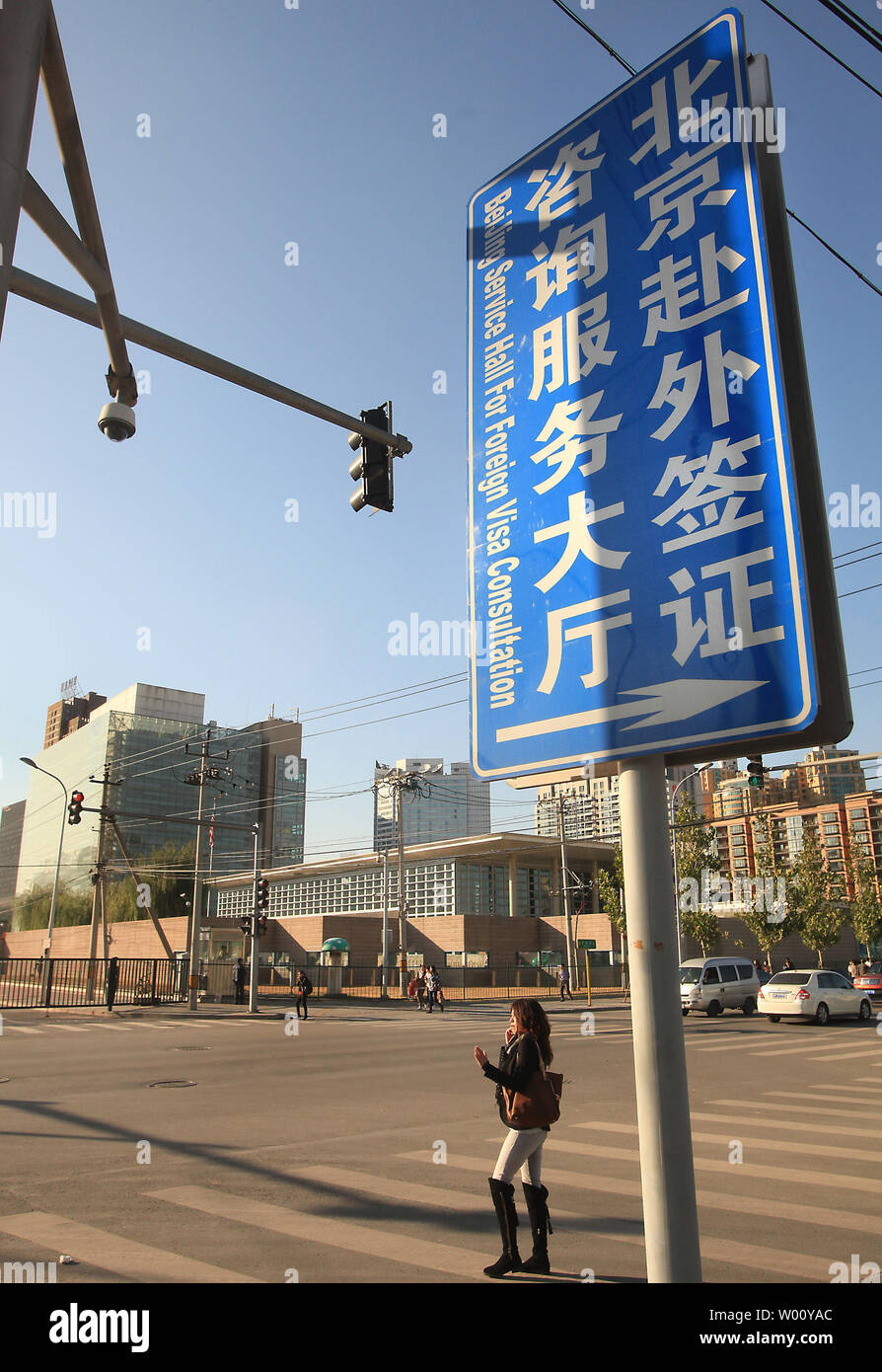 Un panneau indiquant les candidats chinois dans l'espoir d'un visa pour les États-Unis à un "centre d'aide" est affiché en face de l'ambassade des États-Unis à Pékin le 24 octobre 2011. Les États-Unis ont traité plus de 1 millions de visas en Chine cette année, permettant à un nombre record de chinois pour voyager aux États-Unis. UPI/Stephen Shaver Banque D'Images