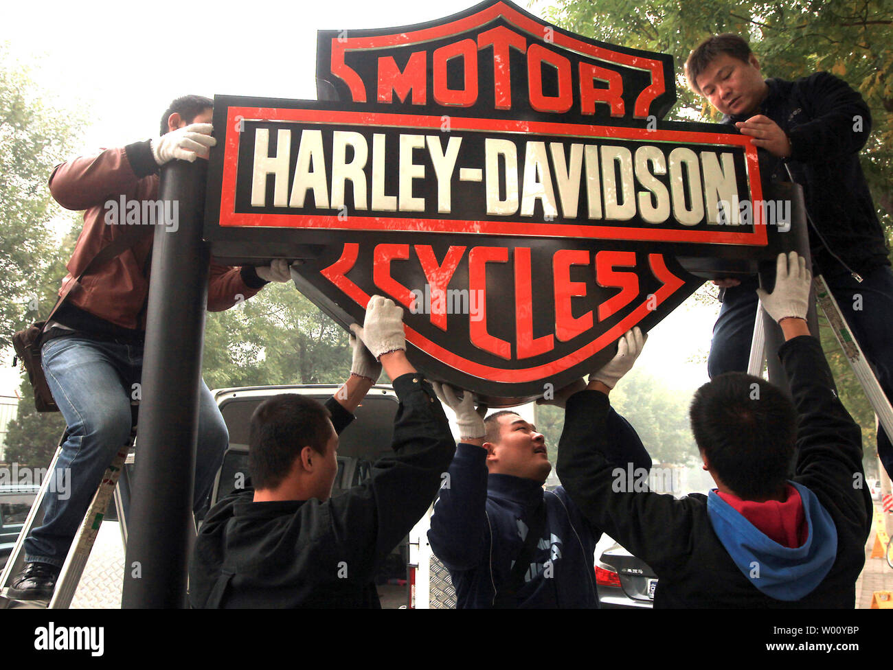 Les travailleurs chinois ont mis en place un panneau routier Harley-Davidson en face d'un bar à l'avant d'un parti des propriétaires de moto Harley-Davidson à Beijing le 31 octobre 2011. Harley-Davidson a ouvert sa première concession en Chine en 2005 et a maintenant quatre concessionnaires opérant à l'échelle nationale. Harley a indiqué que les ventes ont doublé en Chine, l'an dernier et prévoit d'ouvrir quatre nouvelles affaires cette année. La Chine est le marché le plus dynamique pour le fabricant de motos américaines, selon le vice-président de Harley Rodney Copes. UPI/Stephen Shaver Banque D'Images