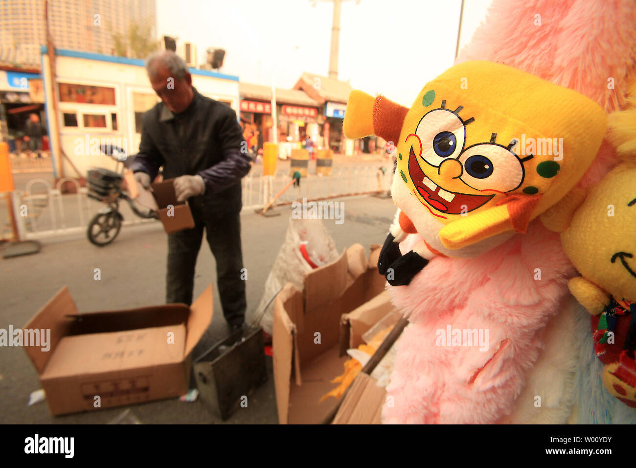 Une petite poupée SpongeBob SquarePants est vendu à un marché dans le centre de Pékin, le 3 décembre 2011. La série télévisée américaine est devenue l'un des plus populaires de la Chine pour les enfants, en suivant le chemin de Walt Disney les films en attrapant une part majeure de la Chine et de télévision jeunesse du marché des jouets. Le gouvernement de la Chine est de plus en plus pour que le pays s'embrasser la culture occidentale, avec des films, de la nourriture, des vêtements, de la musique, de la littérature, d'automobiles et de produits électroniques maintenant disponibles au magasin chinois. UPI/Stephen Shaver Banque D'Images