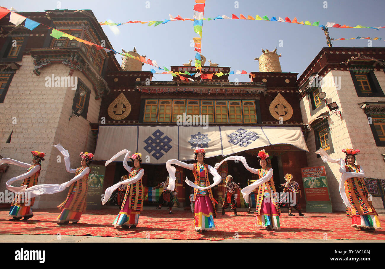 Les spectacles de danse chinoise danses et chants du Tibet aux touristes se rendant sur une réplique à petite échelle du Palais du Potala du Tibet sur l'affichage dans le parc culturel ethnique chinois à Beijing le 4 avril 2012. Auto-immolations tibétaines sont en hausse en Chine resserre son emprise sur le Tibet. Les autorités de la capitale de la Chine, inquiète de la menace à la stabilité dans une région en ébullition mécontentement sur commandes religieuses et culturelles, ont répondu avec des mesures très sévères contre les Tibétains. UPI/Stephen Shaver Banque D'Images