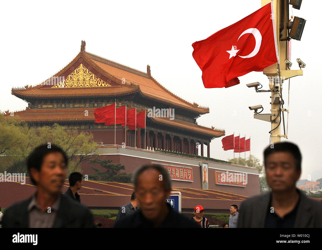 Drapeau national de la Turquie vole au-dessus de la place Tiananmen à venir du Premier Ministre Recep Tayyip Erdogan dans le cadre de sa visite officielle en Chine à Beijing le 9 avril 2012. Erdogan est en Chine à une visite d'état de 4 jours. UPI/Stephen Shaver Banque D'Images