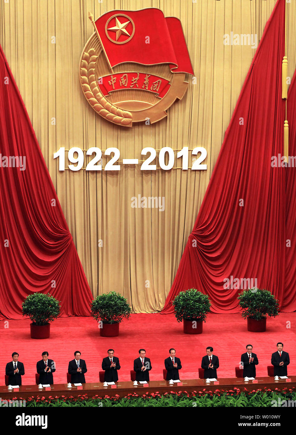 Les dirigeants du parti communiste de Chine arrivent à l'ouverture de la "Célébration du 90e anniversaire de la Ligue de la jeunesse communiste de Chine" qui a lieu au Grand Palais du Peuple à Beijing, le 4 mai 2012. Des événements récents impliquant les droits de l'homme et la corruption ont jeté un doute sur le Parti communiste chinois à la capacité continue de maintenir une solide emprise sur l'appareil d'Etat et de la société chinoise, selon les universitaires et les analystes qui travaillent en Chine. UPI/Stephen Shaver Banque D'Images