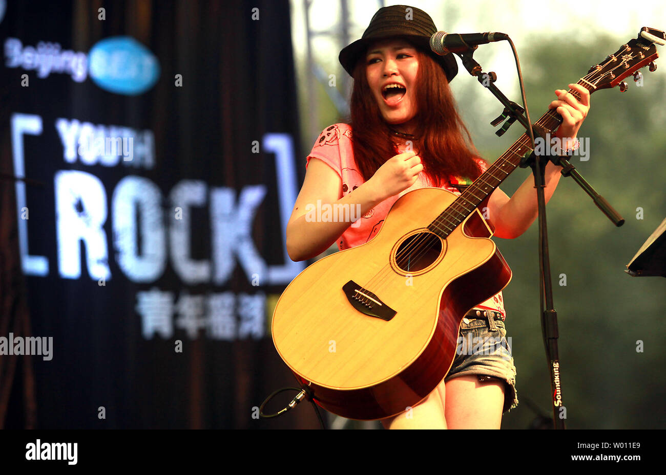 Un jeune groupe de rock chinois fonctionne à un petit festival de musique à  Beijing le 25 août, 2012. Rare en Chine il y a seulement quelques années,  les jeunes de la