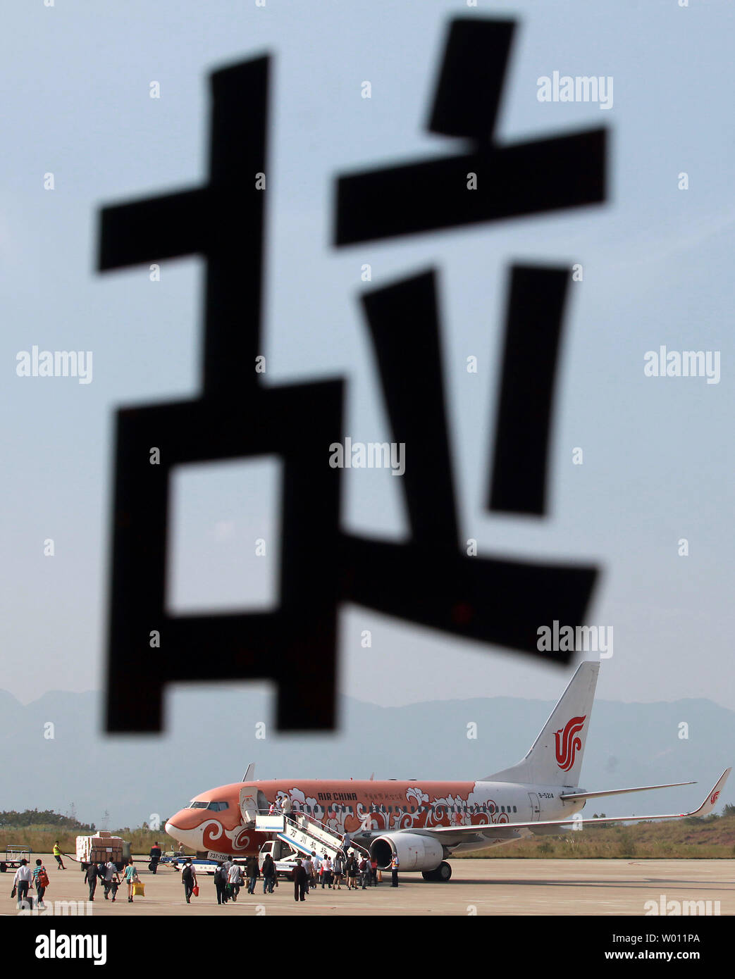 Un avion de Air China attend les voyageurs chinois sur le tarmac de un petit aéroport du centre de la Chine, le 2 octobre 2012. La Chine peut nécessiter jusqu'à 5 000 nouveaux passagers des avions à un coût d'environ USD 600 milliards en 2030 à en juger par les tendances actuelles en matière de trafic aérien. Le nouvel aéroport de Beijing a été le deuxième en importance en 2010 après Londres Heathrow. UPI/Stephen Shaver Banque D'Images