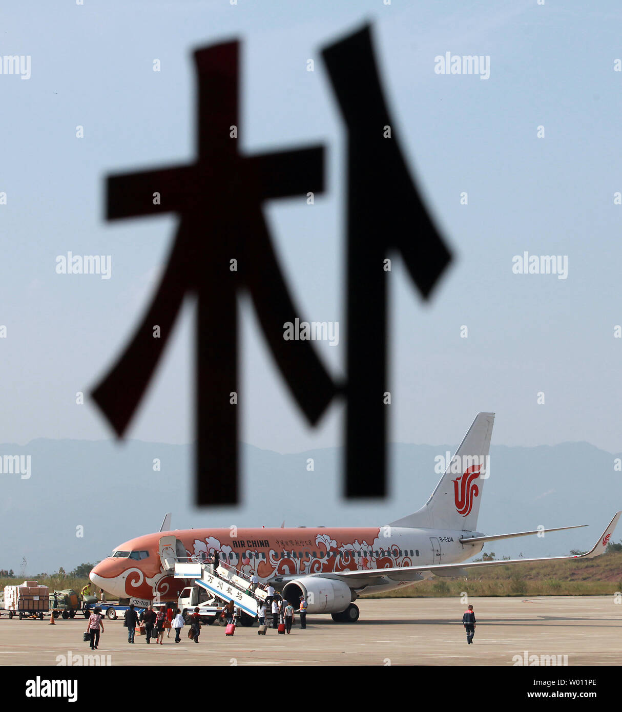 Un avion de Air China attend les voyageurs chinois sur le tarmac de un petit aéroport du centre de la Chine, le 2 octobre 2012. La Chine peut nécessiter jusqu'à 5 000 nouveaux passagers des avions à un coût d'environ USD 600 milliards en 2030 à en juger par les tendances actuelles en matière de trafic aérien. Le nouvel aéroport de Beijing a été le deuxième en importance en 2010 après Londres Heathrow. UPI/Stephen Shaver Banque D'Images