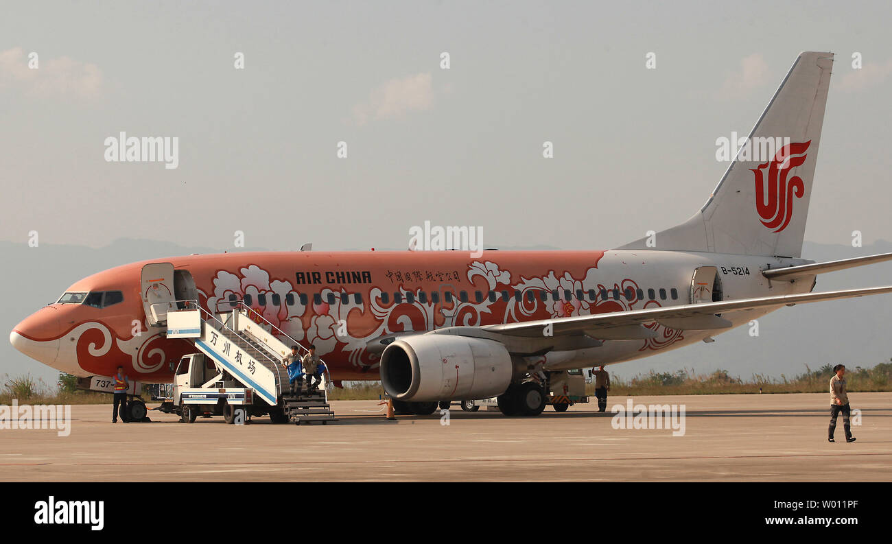 Un avion de Air China attend les voyageurs chinois sur le tarmac d'un petit aéroport dans le centre de la Chine, le 2 octobre 2012. La Chine peut nécessiter jusqu'à 5 000 nouveaux passagers des avions à un coût d'environ USD 600 milliards en 2030 à en juger par les tendances actuelles en matière de trafic aérien. Le nouvel aéroport de Beijing a été le deuxième en importance en 2010 après Londres Heathrow. UPI/Stephen Shaver Banque D'Images