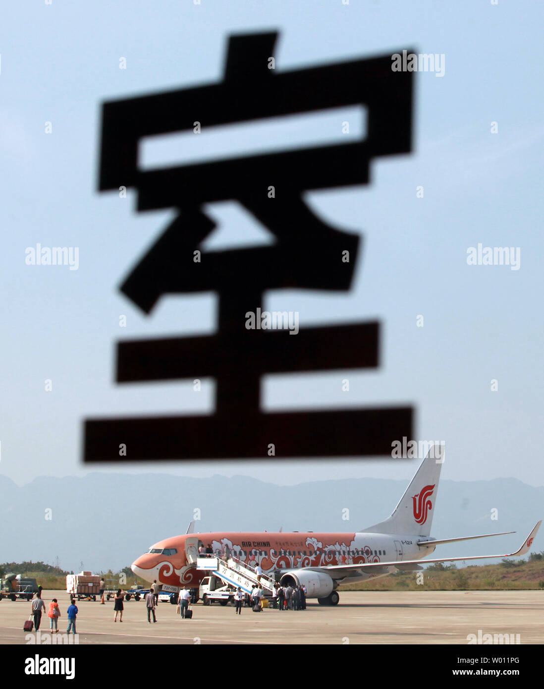 Un avion de Air China attend les voyageurs chinois sur le tarmac de un petit aéroport du centre de la Chine, le 2 octobre 2012. La Chine peut nécessiter jusqu'à 5 000 nouveaux passagers des avions à un coût d'environ USD 600 milliards en 2030 à en juger par les tendances actuelles en matière de trafic aérien. Le nouvel aéroport de Beijing a été le deuxième en importance en 2010 après Londres Heathrow. UPI/Stephen Shaver Banque D'Images