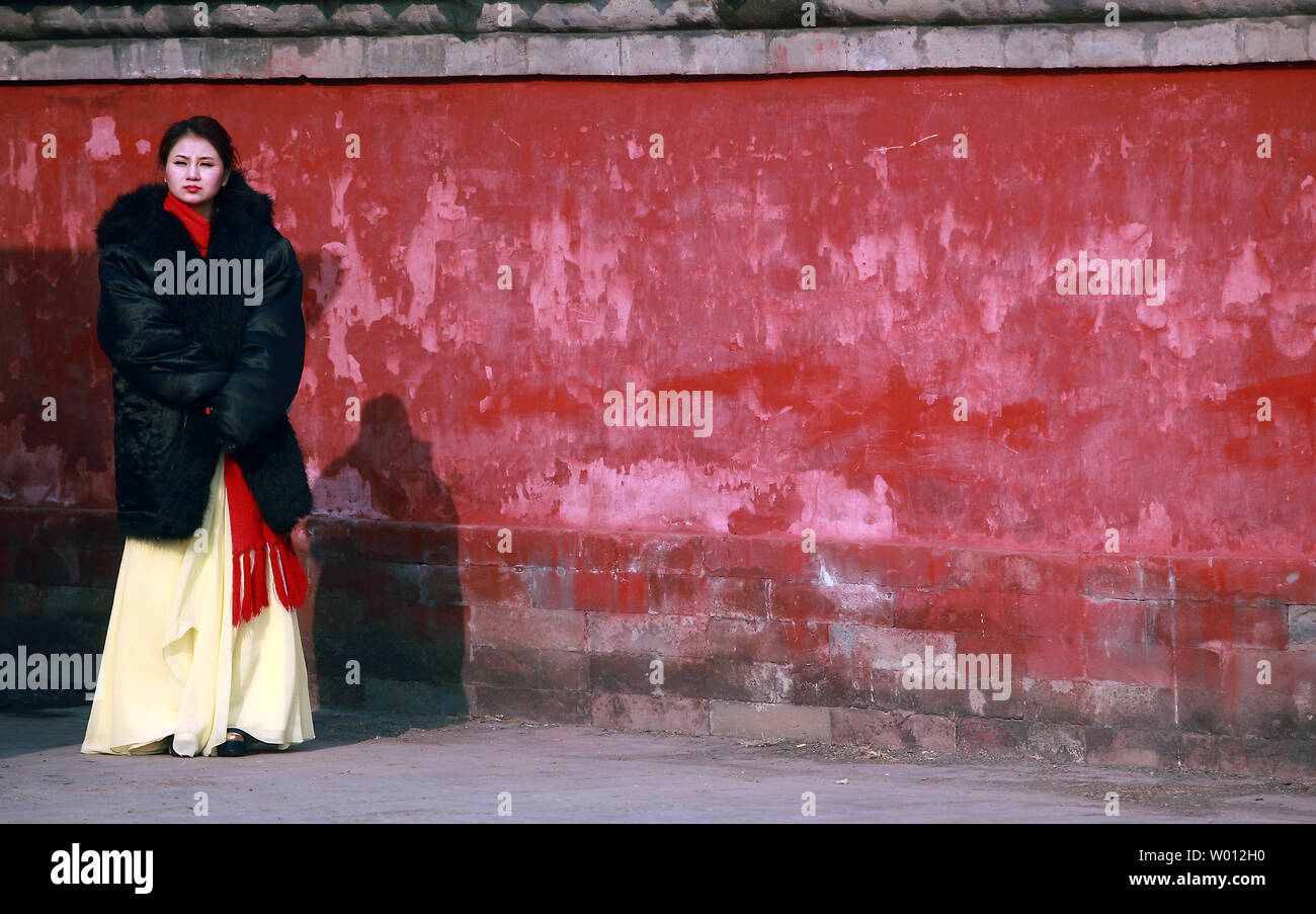Une actrice chinoise watches soldats Chinois déguisés en gardiens de la dynastie Qing effectuer dans une cérémonie de la dynastie Qing, dans lequel les empereurs priaient pour une bonne récolte et la fortune, pendant le Festival de Printemps Foire du Temple pour célébrer la nouvelle année lunaire de la Chine à un parc ancien à Pékin le 9 février 2013. La plus importante maison de la Chine, la fête du printemps commence le 10 février et marque le début de l'année du serpent, selon le zodiaque chinois. UPI/Stephen Shaver Banque D'Images