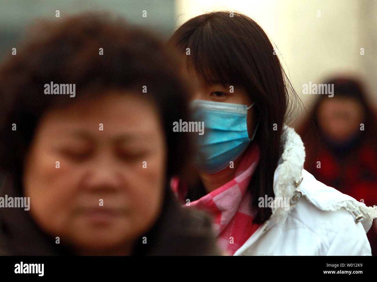 Usure chinois masque de visage aussi lourd le smog, classé parmi les matières dangereuses" par l'ambassade des États-Unis le moniteur de la qualité de l'air, plane sur le quartier central des affaires de Pékin le 22 février 2013. Les autorités chinoises ont admis pour la première fois que des décennies d'insouciance en matière de gestion de la pollution a conduit à de graves problèmes de santé et sociaux, que le gouvernement prévoit un plan de cinq ans pour l'amélioration de l'environnement. UPI/Stephen Shaver Banque D'Images