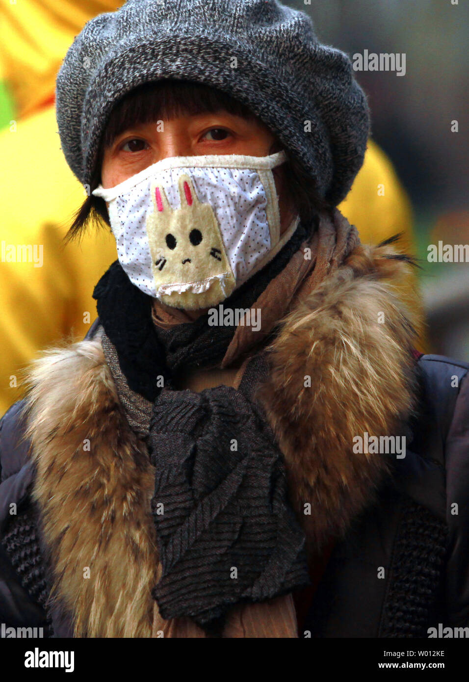 Usure chinois masque de visage aussi lourd le smog, classé parmi les matières dangereuses" par l'ambassade des États-Unis le moniteur de la qualité de l'air, plane sur le quartier central des affaires de Pékin le 22 février 2013. Les autorités chinoises ont admis pour la première fois que des décennies d'insouciance en matière de gestion de la pollution a conduit à de graves problèmes de santé et sociaux, que le gouvernement prévoit un plan de cinq ans pour l'amélioration de l'environnement. UPI/Stephen Shaver Banque D'Images