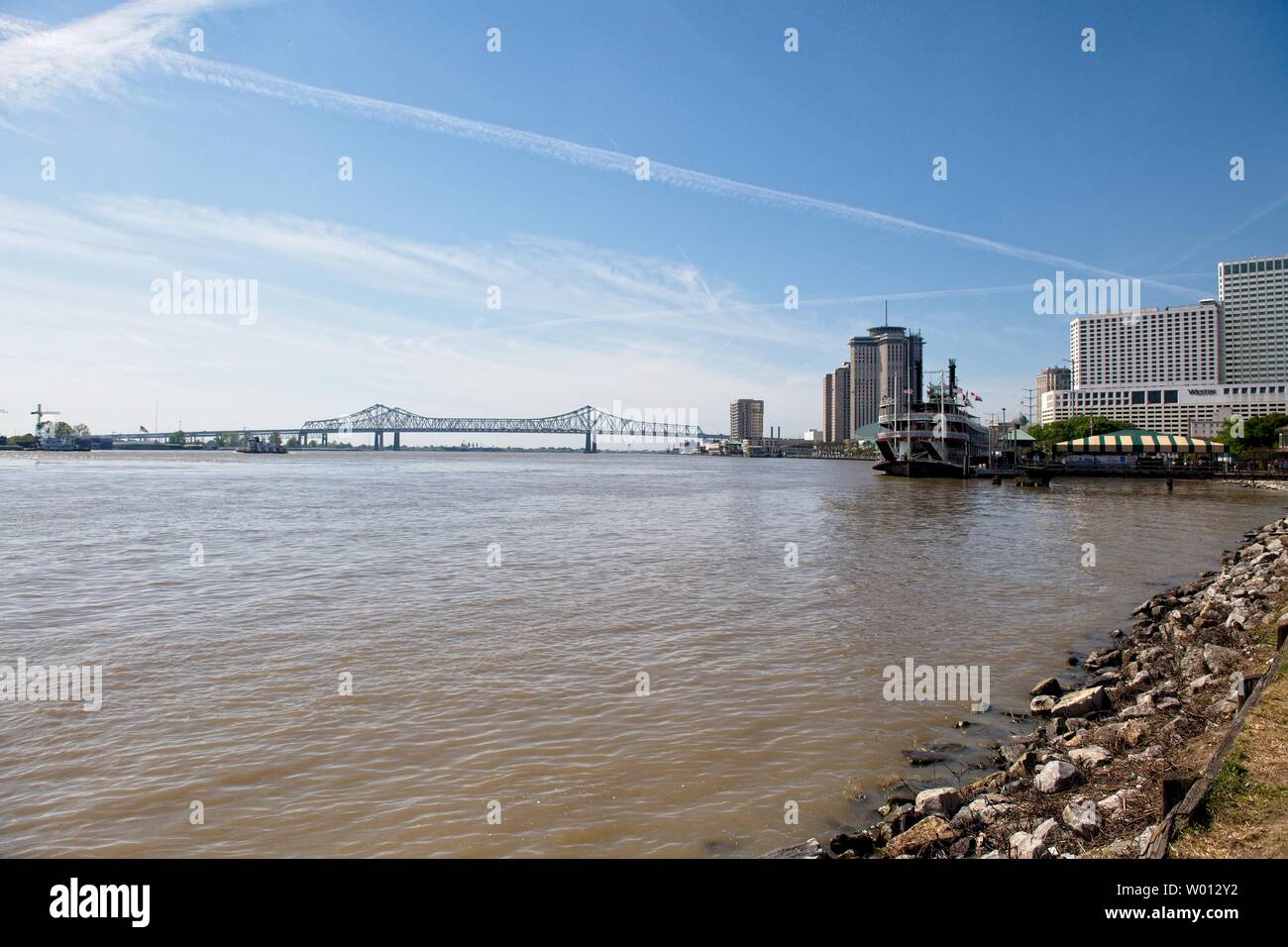 Vue sur un pont qui traverse le Mississippi à la Nouvelle-Orléans, Louisiane, États-Unis Banque D'Images