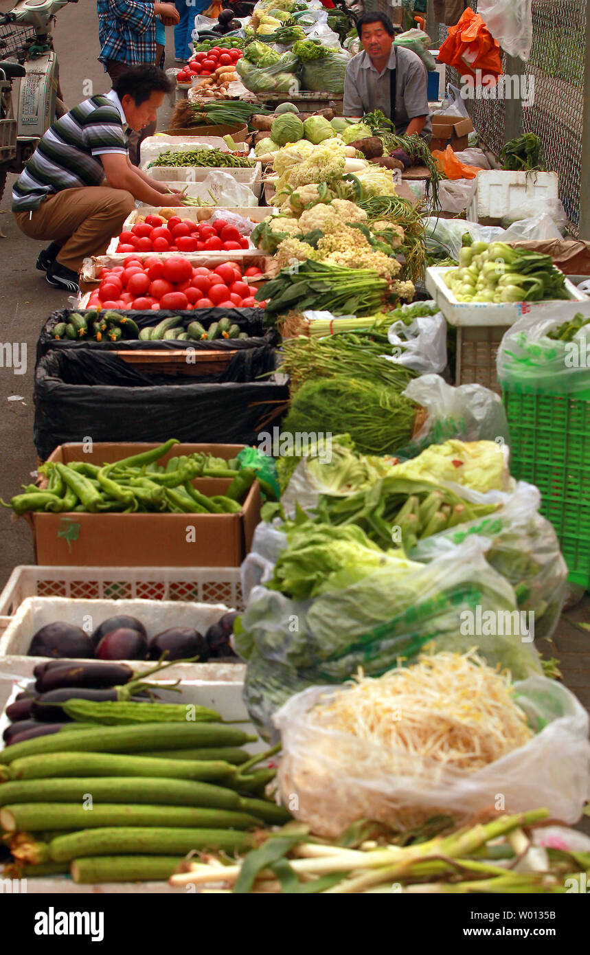 Magasin chinois à un marché aux légumes de plein air dans le centre de Pékin, le 29 mai 2013. Une campagne nationale de l'enquête a révélé des traces de métaux lourds toxiques qui ont été déposés aussi longtemps qu'il y a un siècle, selon un officiel au ministère de l'environnement en Chine Il a également révélé un large usage de pesticides interdits - un signe que les agriculteurs, sous pression pour produire plus de légumes, peut être aussi coupable que l'industrie lourde dans la région de contaminer les approvisionnements alimentaires intérieurs de la Chine. UPI/Stephen Shaver Banque D'Images