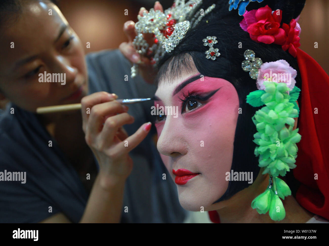 Les acteurs chinois pour préparer une soirée de l'Opéra de Pékin à Beijing le 23 juin 2013. Le Ministère chinois de la Culture a mis en garde que le chinois traditionnel musique, théâtre et danse sont rapidement perdre l'intérêt de la jeunesse du pays, avec la possibilité d'être remplacée par la pop culture occidentale dans un proche avenir. UPI/Stephen Shaver Banque D'Images