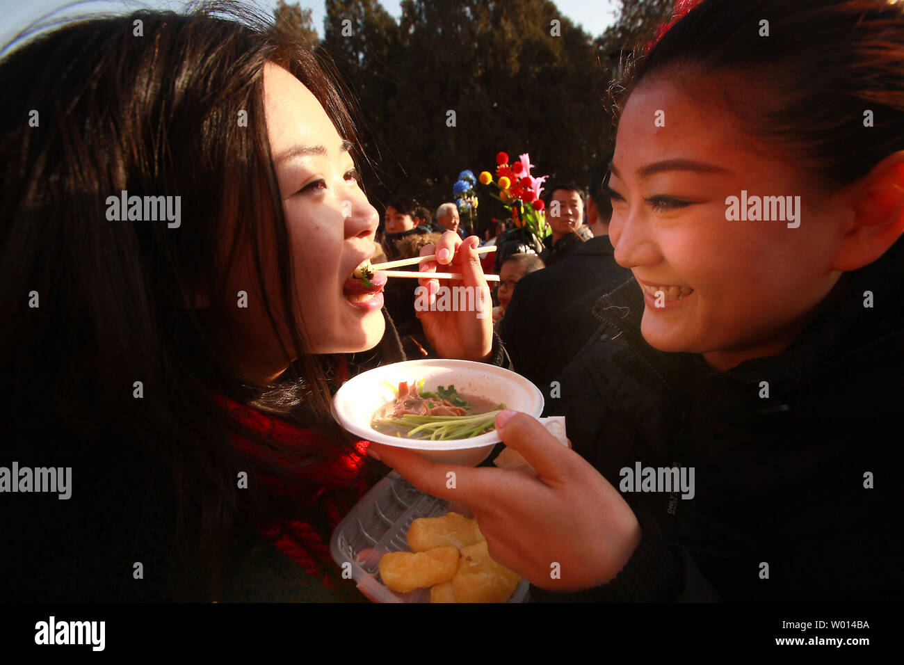 Profitez du chinois traditionnel et montre bien que l'alimentation de rue juste la visite d'un temple à Pékin le 2 février 2014. Selon le calendrier lunaire chinois, la Chine se félicite de l'année du cheval le 31 janvier. Le cheval, classé septième parmi les 12 animaux sur le zodiaque chinois, est l'un des signes les plus aimés comme il est largement considéré comme un symbole de la force et de la vitesse. UPI/Stephen Shaver Banque D'Images